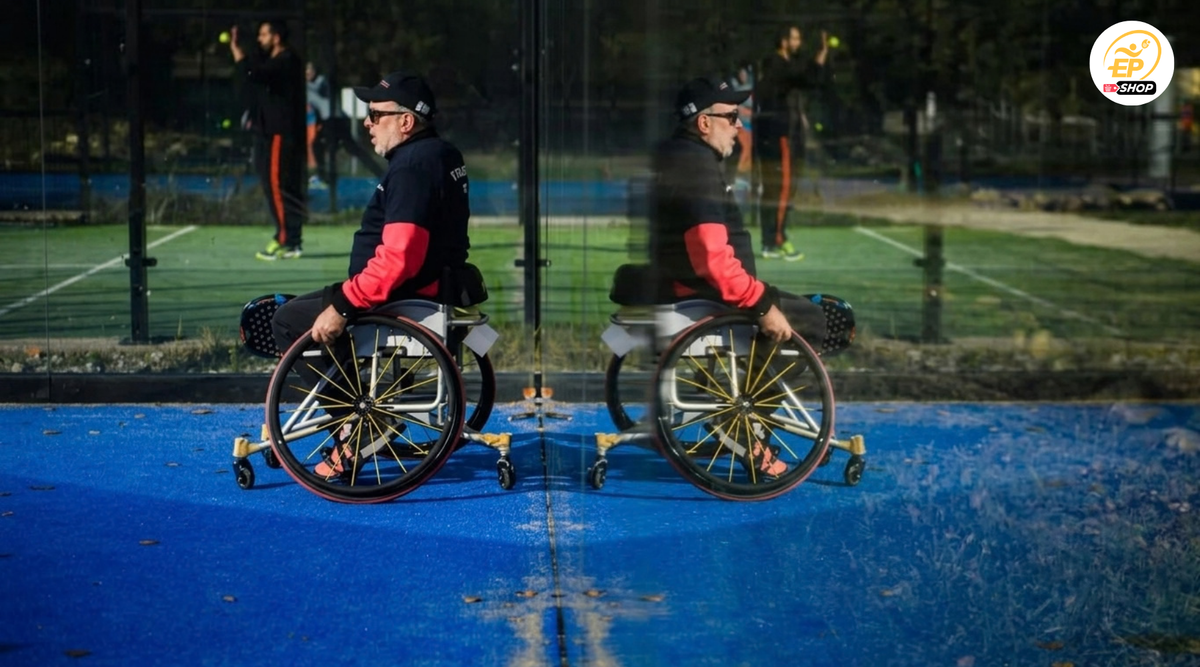 Padel en fauteuil : matériel et compétition adaptés