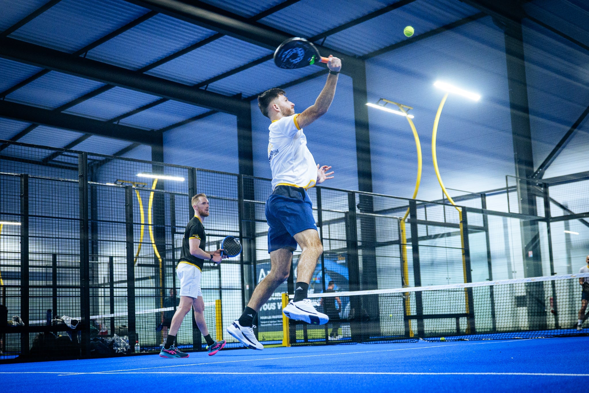 Padel : combien de calories brûle-t-on par match ?