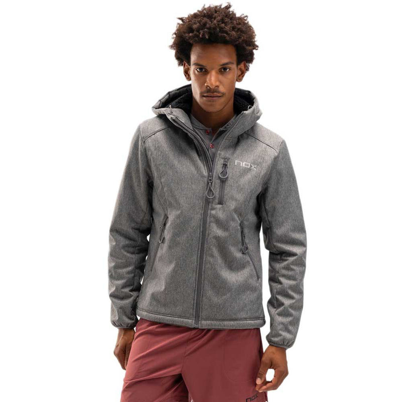 Veste Nox Softshell Pro Gris porté Face - Esprit Padel Shop