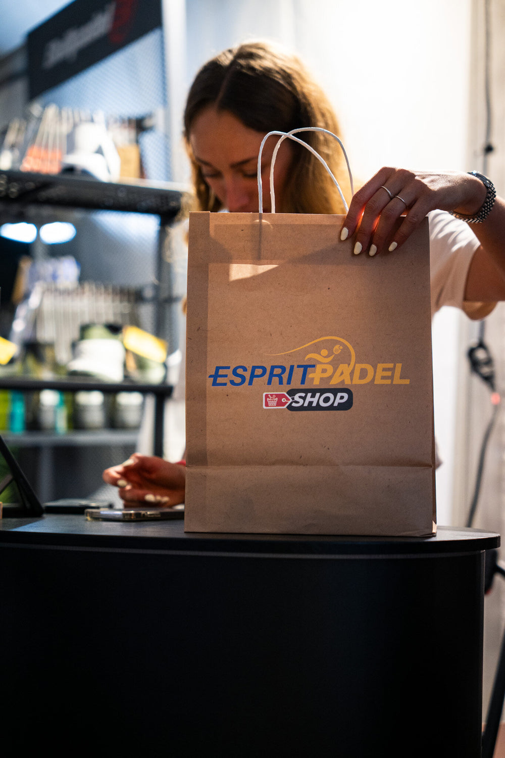 Sac Esprit Padel Shop posé sur le comptoir du magasin