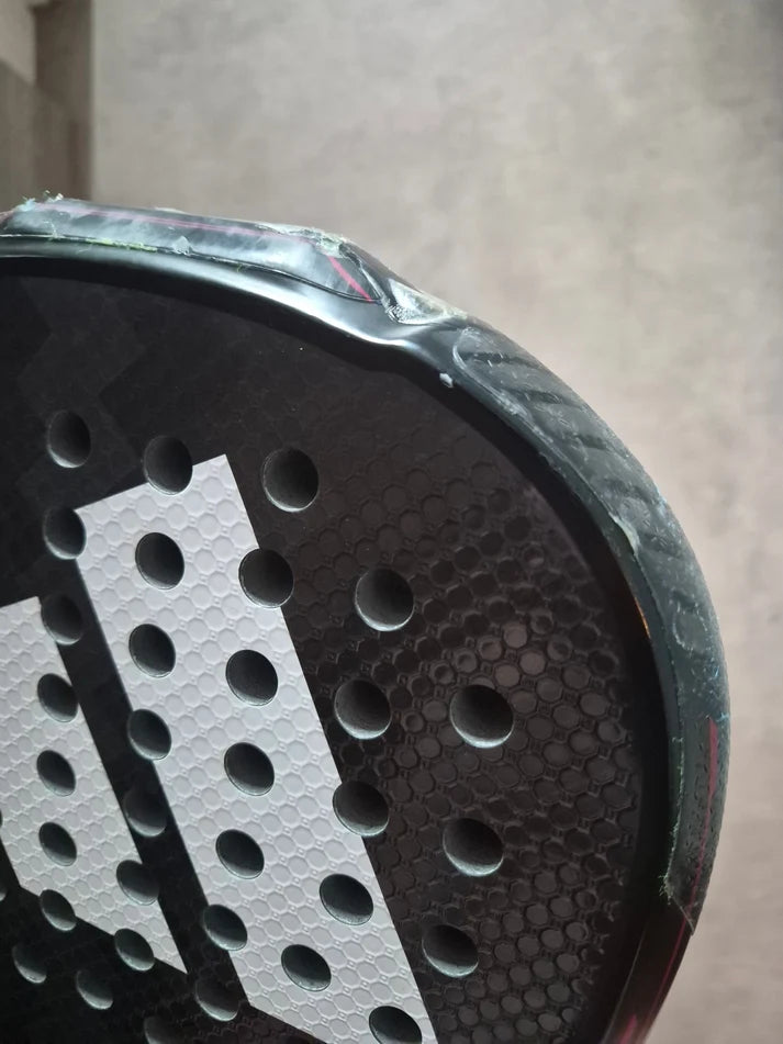 Cadre d'une raquette de padel d'occasion en bon état, signes d'usure visibles