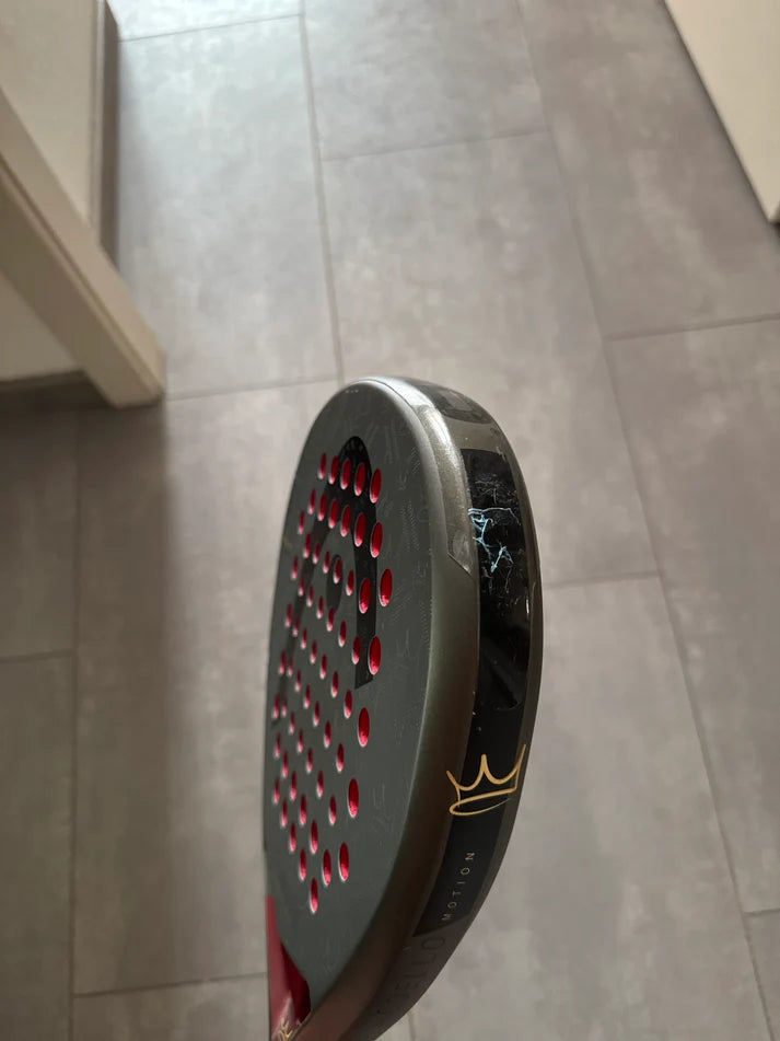 Raquette de padel d'occasion en état satisfaisant, éclats visibles sur le cadre