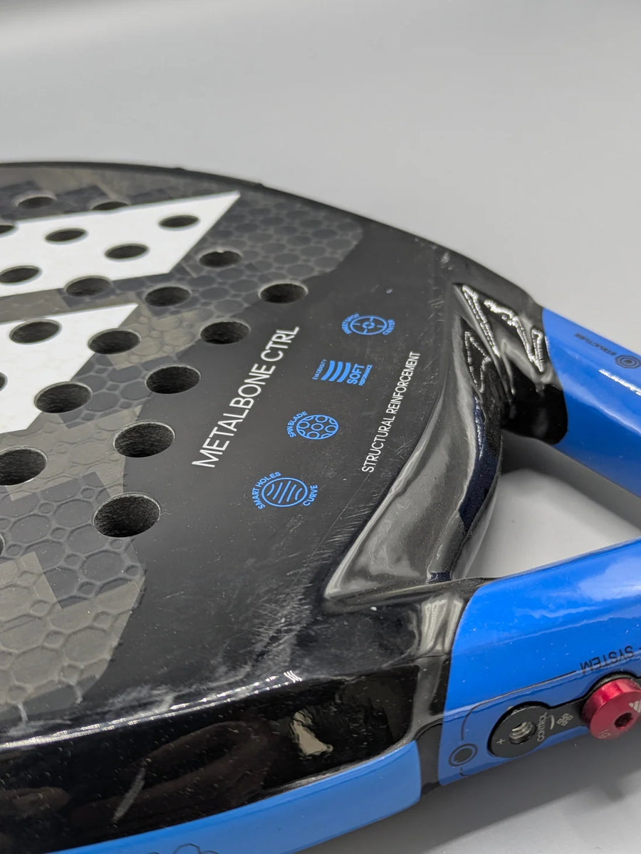 Raquette de padel Adidas Metalbone CTRL d'occasion en très bon état, cadre légèrement marqué