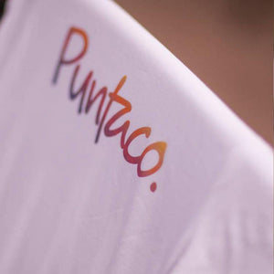 Puntaco est le fait de shamsher droit devant vous de manière si puissante que la balle sort du terrain de padel.