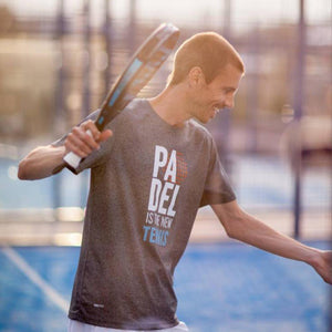 T-shirt gris avec l'intitulé "Padel is the new tennis"