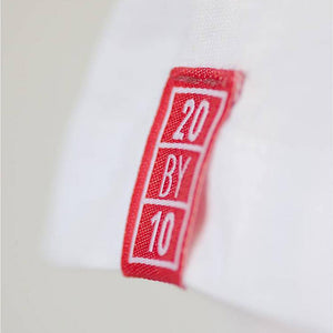 Étiquette Twenty By Ten présent sur la manche gauche de votre T-shirt.